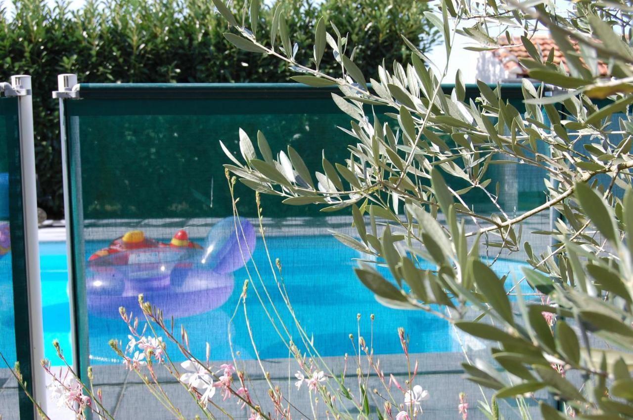 Le Comptoir Des Ecoliers Bed & Breakfast Gemozac Exterior photo